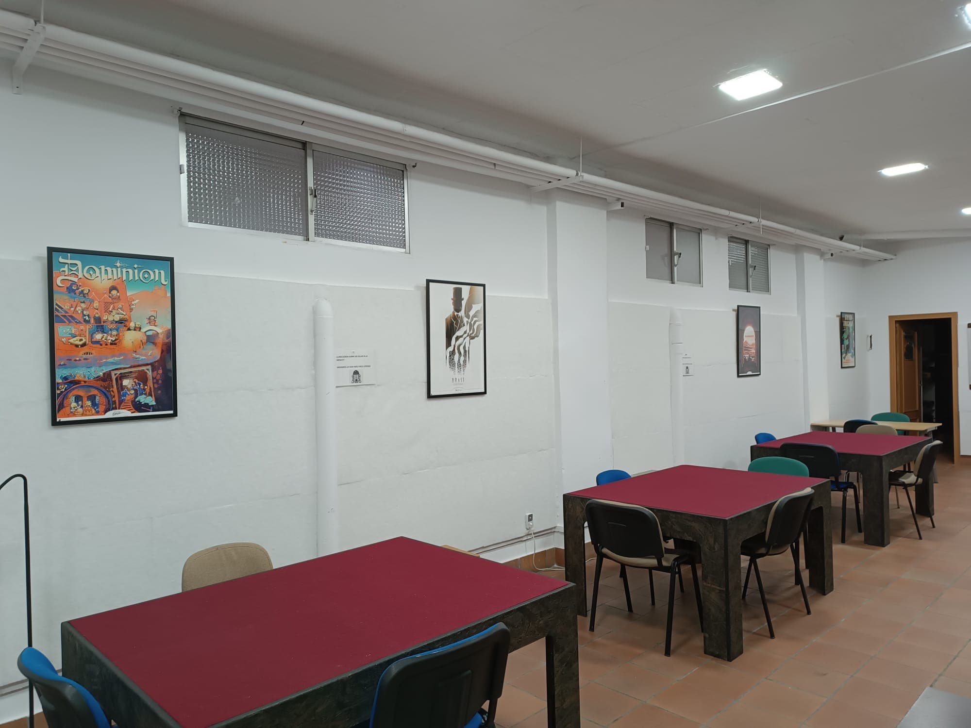 Sala con mesas y pósters de juegos en el Club Da2